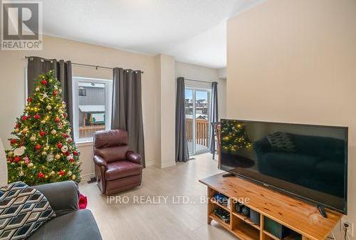 5 Sapphire Way N, Thorold, ON - Indoor Photo Showing Living Room