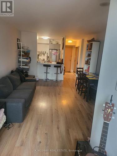 810 - 24 Wellesley Street, Toronto, ON - Indoor Photo Showing Living Room