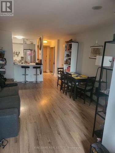 810 - 24 Wellesley Street, Toronto, ON - Indoor Photo Showing Living Room