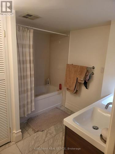 810 - 24 Wellesley Street, Toronto, ON - Indoor Photo Showing Bathroom