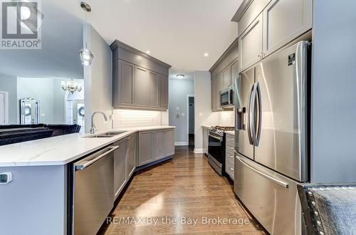 16 Walnut Drive, Wasaga Beach, ON - Indoor Photo Showing Kitchen With Double Sink With Upgraded Kitchen