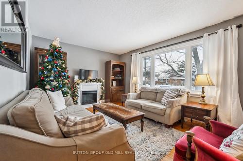 29 Vancouver Drive, Guelph, ON - Indoor Photo Showing Living Room With Fireplace