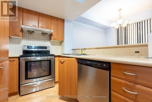 Th329 - 38 Lee Centre Drive, Toronto, ON - Indoor Photo Showing Kitchen