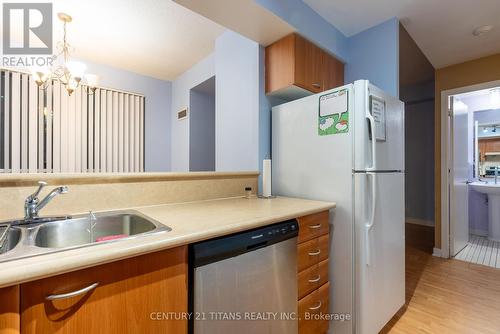 Th329 - 38 Lee Centre Drive, Toronto, ON - Indoor Photo Showing Kitchen With Double Sink