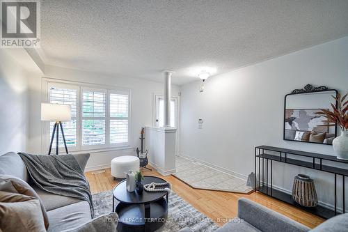 43 Royal Crown Road, Markham, ON - Indoor Photo Showing Living Room