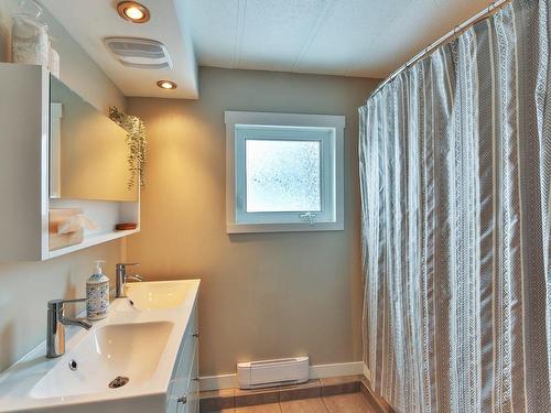 Bathroom - 37 9E Rue, Saint-Jean-Sur-Richelieu, QC - Indoor Photo Showing Bathroom