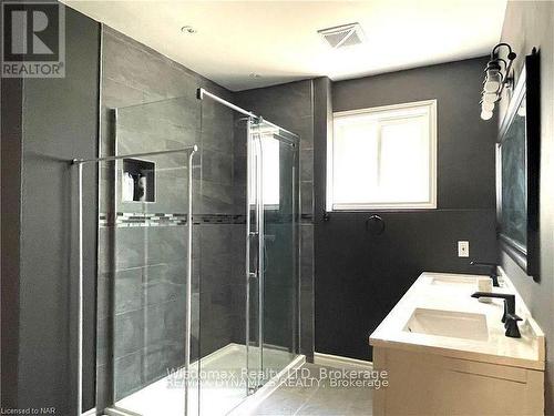 8272 Woodsview Crescent, Niagara Falls (213 - Ascot), ON - Indoor Photo Showing Bathroom