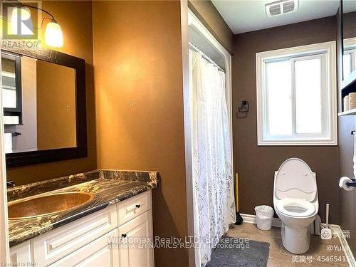 8272 Woodsview Crescent, Niagara Falls (213 - Ascot), ON - Indoor Photo Showing Bathroom