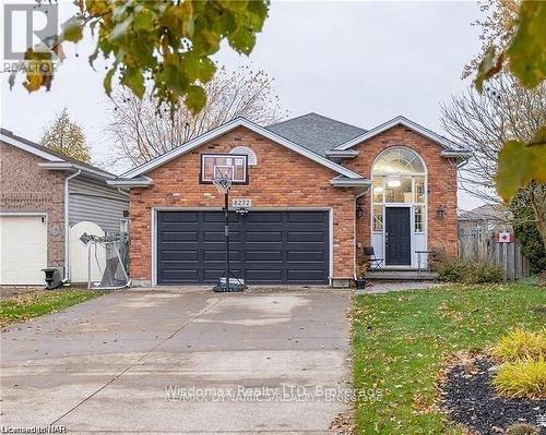 8272 Woodsview Crescent, Niagara Falls (213 - Ascot), ON - Outdoor With Facade