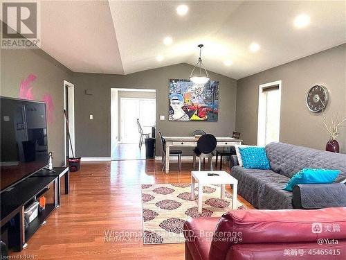 8272 Woodsview Crescent, Niagara Falls (213 - Ascot), ON - Indoor Photo Showing Living Room