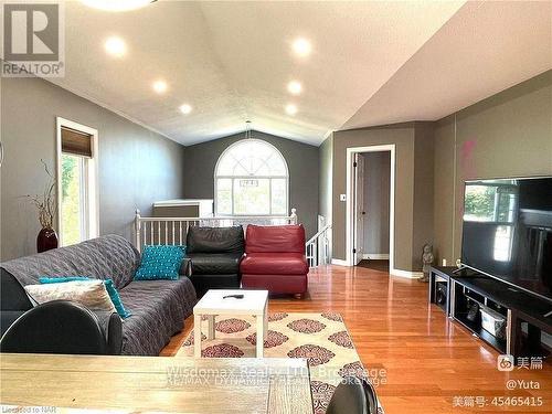 8272 Woodsview Crescent, Niagara Falls (213 - Ascot), ON - Indoor Photo Showing Living Room