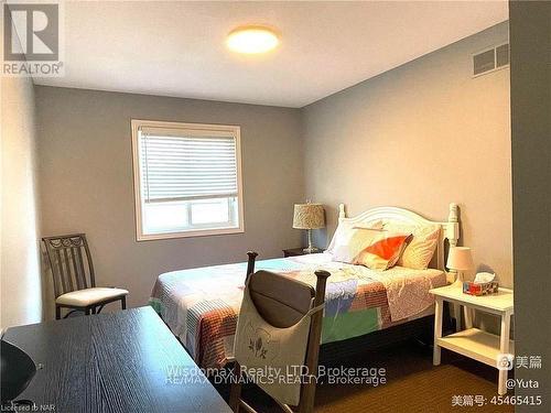 8272 Woodsview Crescent, Niagara Falls (213 - Ascot), ON - Indoor Photo Showing Bedroom