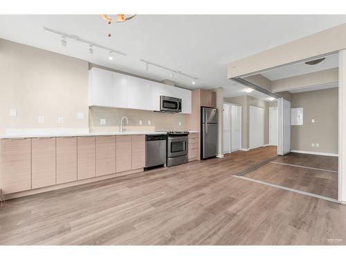 2106 13303 Central Avenue, Surrey, BC - Indoor Photo Showing Kitchen