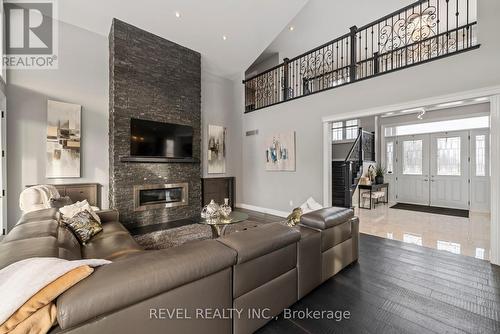 1479 Merrittville Hwy, Thorold, ON - Indoor Photo Showing Living Room With Fireplace