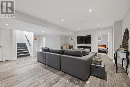 1479 Merrittville Hwy, Thorold, ON - Indoor Photo Showing Living Room