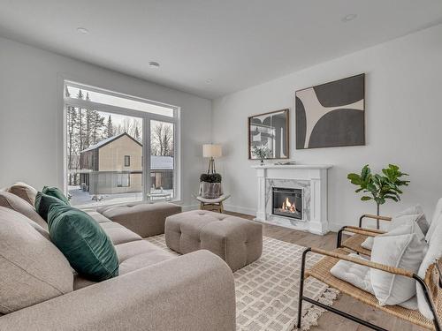 Salon - 43 Mtée Du Grand-Pic, Lac-Beauport, QC - Indoor Photo Showing Living Room With Fireplace