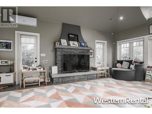 Wesbrook Crescent, Vancouver, BC - Indoor Photo Showing Living Room