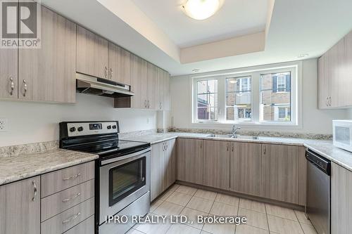 27 Filly Path, Oshawa, ON - Indoor Photo Showing Kitchen