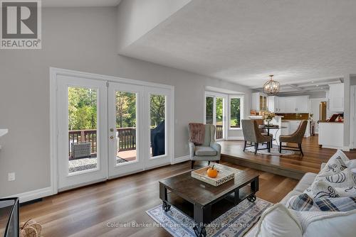 275 4Th St Crescent, Hanover, ON - Indoor Photo Showing Living Room