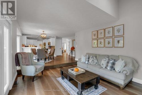 275 4Th St Crescent, Hanover, ON - Indoor Photo Showing Living Room