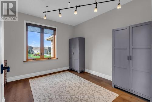 275 4Th St Crescent, Hanover, ON - Indoor Photo Showing Other Room