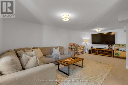 275 4Th St Crescent, Hanover, ON - Indoor Photo Showing Living Room