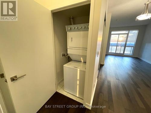 609 - 4011 Brickstone Mews, Mississauga, ON - Indoor Photo Showing Laundry Room