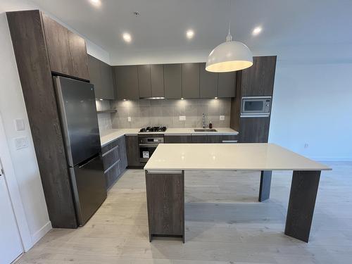 4F 14225 103A Avenue, Surrey, BC - Indoor Photo Showing Kitchen With Upgraded Kitchen