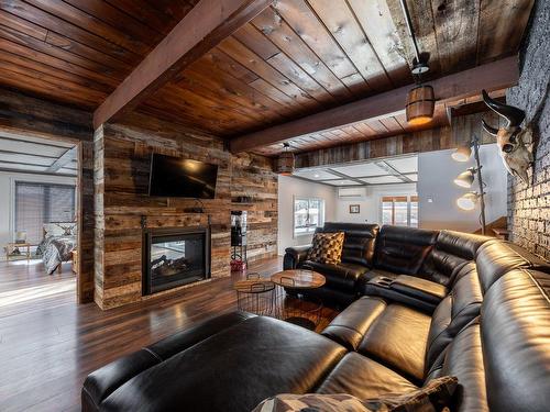 Salon - 215 48E Rue O., Venise-En-Québec, QC - Indoor Photo Showing Living Room With Fireplace