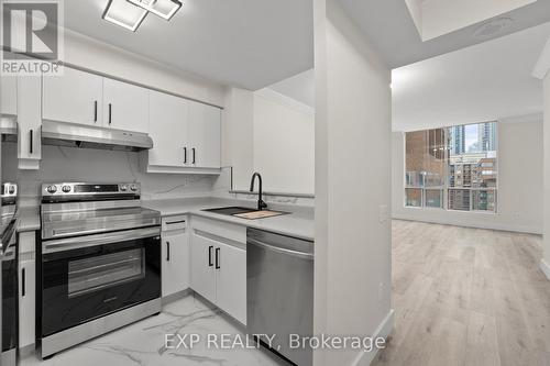 Ph113 - 942 Yonge Street S, Toronto, ON - Indoor Photo Showing Kitchen