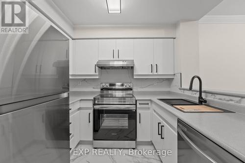 Ph113 - 942 Yonge Street S, Toronto, ON - Indoor Photo Showing Kitchen