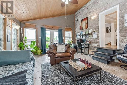 180 Union Street W, Centre Wellington (Fergus), ON - Indoor Photo Showing Living Room