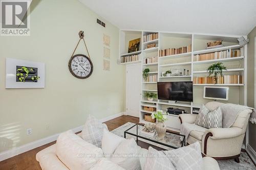 217 Elmira Road S, Guelph (Parkwood Gardens), ON - Indoor Photo Showing Living Room