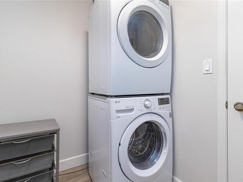 204-1258 Esquimalt Rd, Esquimalt, BC - Indoor Photo Showing Laundry Room