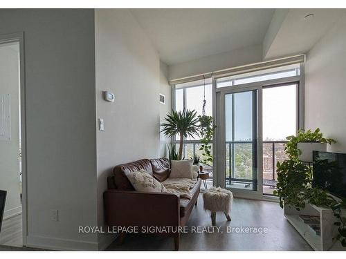 2706-50 Ordnance St, Toronto, ON - Indoor Photo Showing Living Room