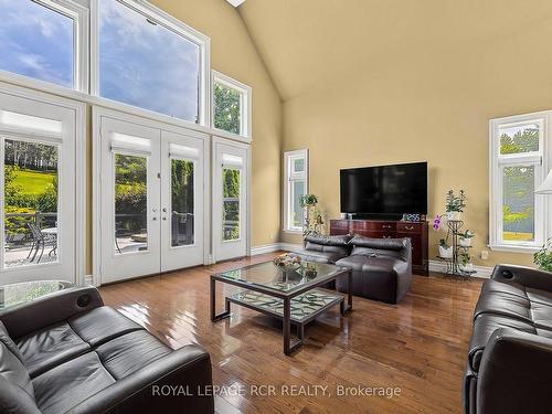 30 Sandy Ridge Crt, Whitchurch-Stouffville, ON - Indoor Photo Showing Living Room