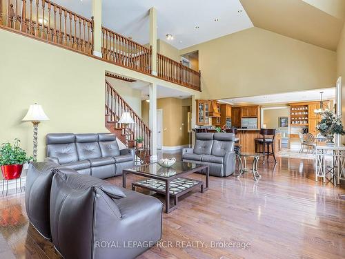 30 Sandy Ridge Crt, Whitchurch-Stouffville, ON - Indoor Photo Showing Living Room