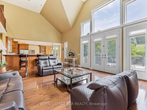 30 Sandy Ridge Court, Whitchurch-Stouffville, ON - Indoor Photo Showing Living Room