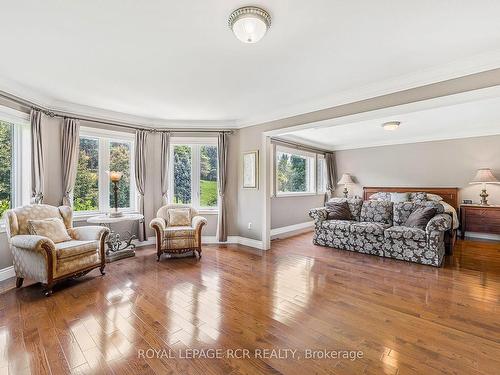 30 Sandy Ridge Court, Whitchurch-Stouffville, ON - Indoor Photo Showing Living Room