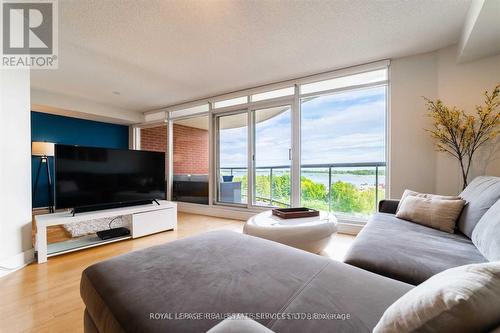 718 - 550 Queens Quay W, Toronto, ON - Indoor Photo Showing Living Room