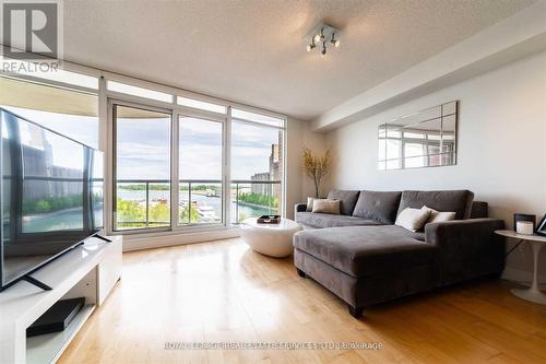 718 - 550 Queens Quay W, Toronto, ON - Indoor Photo Showing Living Room