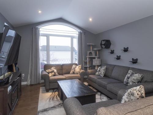 109 Bobcat Ave, Thunder Bay, ON - Indoor Photo Showing Living Room