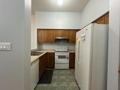 38-688 Warden Ave, Toronto, ON - Indoor Photo Showing Kitchen With Double Sink