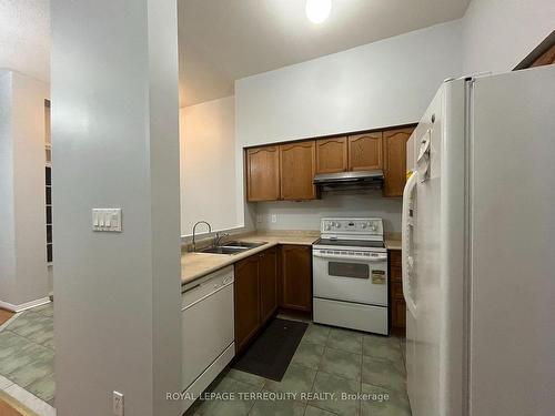 38-688 Warden Ave, Toronto, ON - Indoor Photo Showing Kitchen With Double Sink