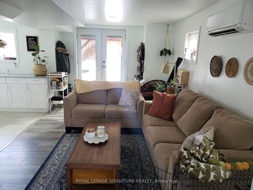 B-155 Hanmer St E, Barrie, ON - Indoor Photo Showing Living Room