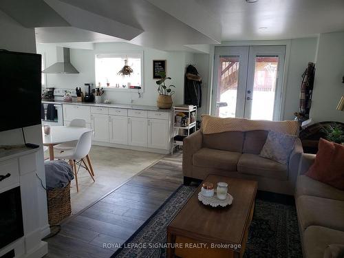 B-155 Hanmer St E, Barrie, ON - Indoor Photo Showing Living Room