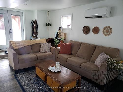 B-155 Hanmer St E, Barrie, ON - Indoor Photo Showing Living Room