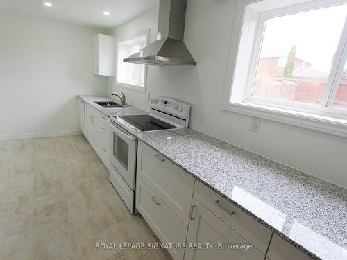 B-155 Hanmer St E, Barrie, ON - Indoor Photo Showing Kitchen With Double Sink