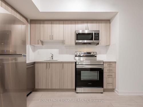 331-556 Marlee Ave, Toronto, ON - Indoor Photo Showing Kitchen