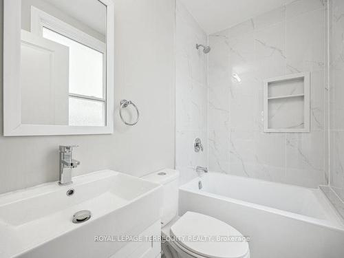 137 West Ave N, Hamilton, ON - Indoor Photo Showing Bathroom